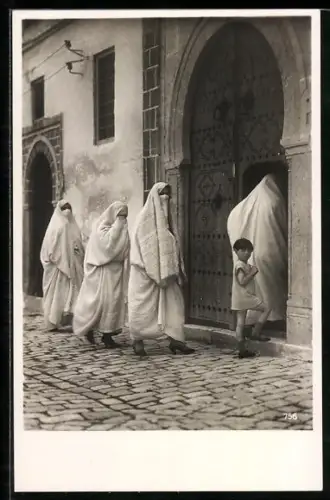 AK arabische verschleierte Frauen betreten ein Haus