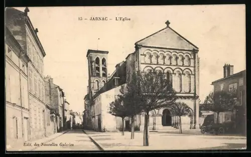 AK Jarnac, L`Église et la rue adjacente avec arbres et voitures
