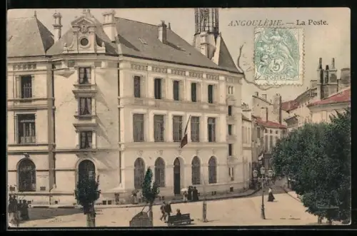 AK Angoulême, La Poste avec scène de rue animée