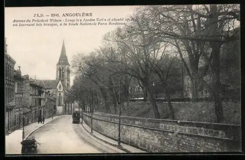 AK Angoulême, Avenue du Président-Wilson longeant le Jardin Vert, vue sur l`église et la rue avec tramway