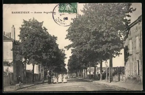AK Barbezieux, Avenue d`Angoulême animée avec passants et arbres alignés