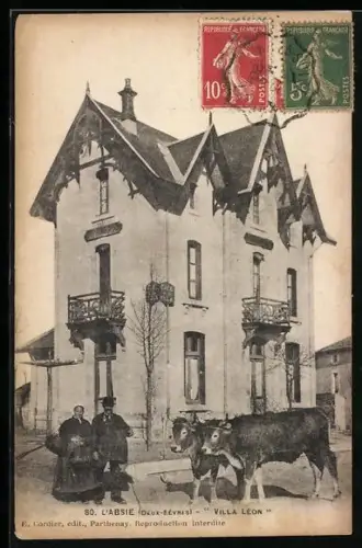 AK L`Absie /Deux-Sèvres, Villa Léon avec personnes et vaches devant la maison