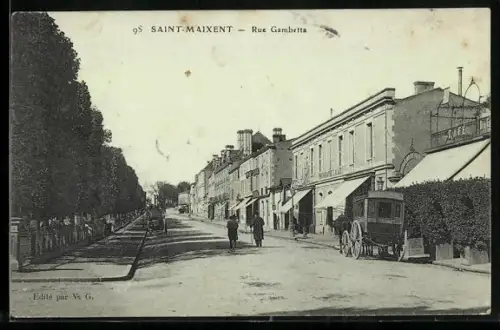 AK Saint-Maixent, Rue Gambetta avec calèche et passants