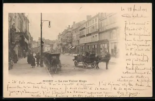 AK Niort, La rue Victor Hugo avec calèches et passants