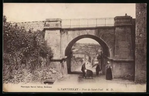 AK Parthenay, Pont de Saint-Paul avec personnages et vue du village en arrière-plan
