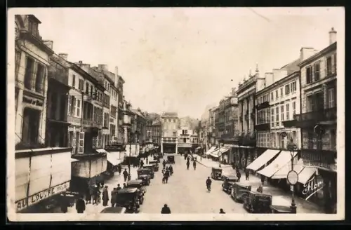 AK Niort /Deux-Sèvres, La rue Victor-Hugo animée avec voitures et passants