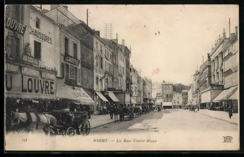 AK Niort, La Rue Victor-Hugo avec calèches et bâtiments commerciaux