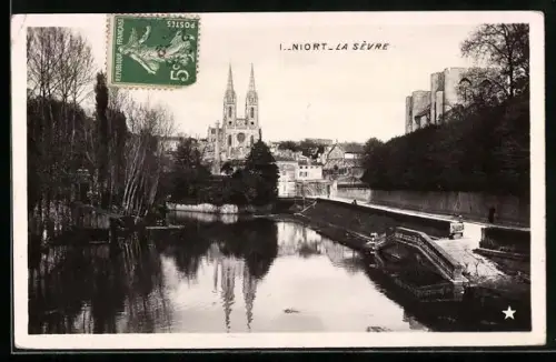 AK Niort, La Sèvre avec vue sur l`église et le paysage environnant