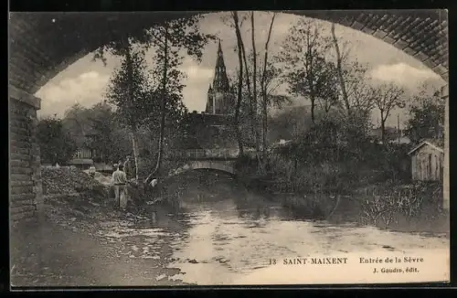 AK Saint-Maixent, Entrée de la Sèvre sous le pont avec vue sur l`église