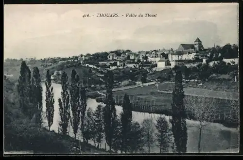 AK Thouars, Vallée du Thouet avec vue sur le village et l`église