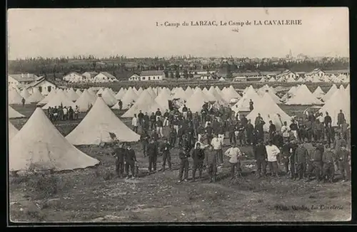 AK Larzac, Le Camp de la Cavalerie avec tentes et soldats en formation