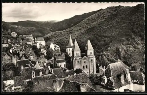 AK Conques /Aveyron, Vue du village avec l`église et les collines environnantes