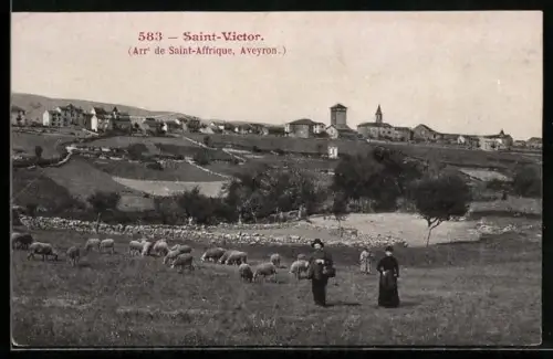 AK Saint-Victor /Saint-Affrique, Vue du village avec pâturage de moutons et habitants au premier plan