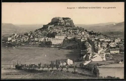 AK Sévérac-le-Château /Aveyron, Vue générale du village et du château sur la colline