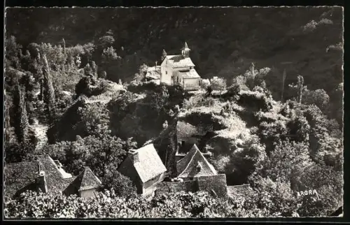 AK Conques /Aveyron, Chapelle St.-Roch sur la colline boisée