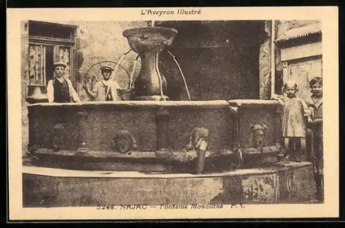 AK Najac, Fontaine Monolithe avec habitants autour