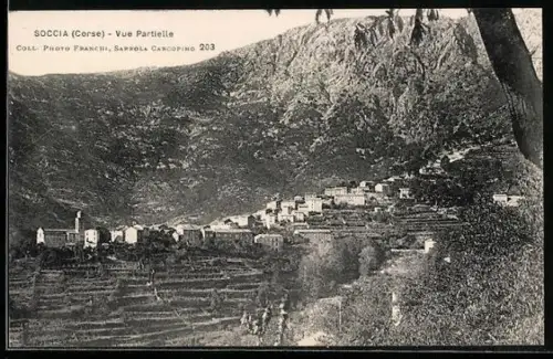 AK Soccia /Corse, Vue partielle du village avec montagnes en arrière-plan