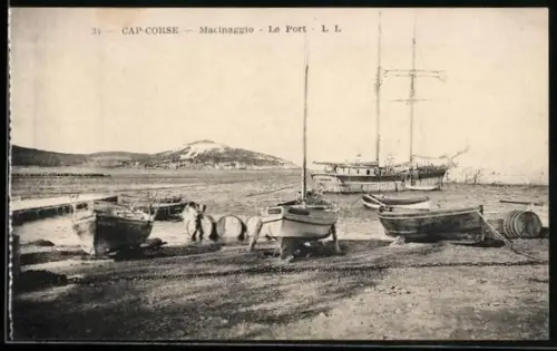 AK Macinaggio, Le Port avec bateaux amarrés et paysage côtier