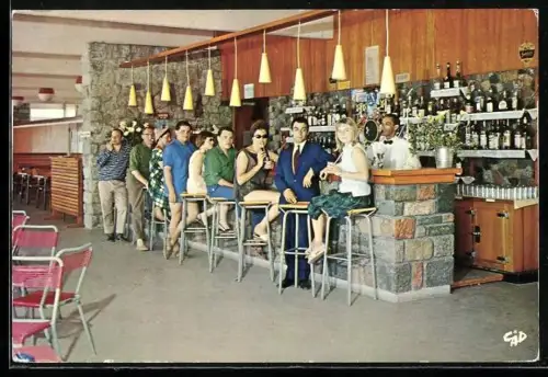 AK Marina Viva /Corse, Club-House, Le Bar avec des invités à la Baie d`Ajaccio