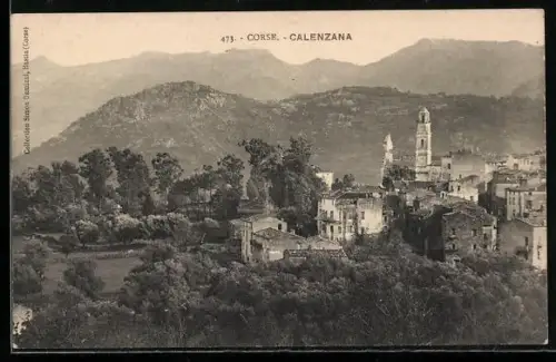 AK Calenzana /Corse, Vue du village avec montagnes en arrière-plan