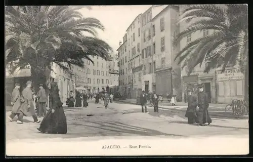 AK Ajaccio, Rue Fesch animée avec passants et palmiers