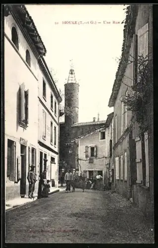 AK Boule /T.-et-G., Une rue animée avec tour en arrière-plan