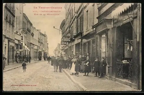 AK Castelsarrasin /T.-et-G., Rue de la Révolution animée avec passants et boutiques