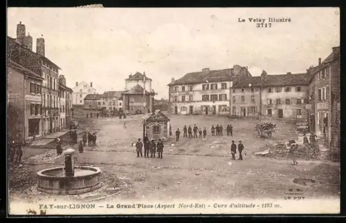 AK Fay-sur-Lignon, La Grand`Place, Aspect Nord-Est, avec habitants et fontaine