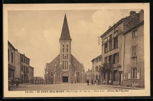 AK St Just-Malmont, Place de l`Église et vue de l`église imposante