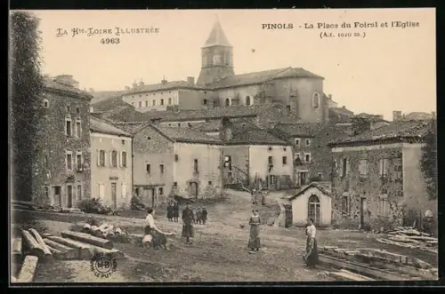 AK Pinols, La Place du Foiral et l`Église
