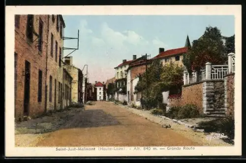 AK Saint-Just-Malmont, Grande Route avec bâtiments anciens et végétation luxuriante