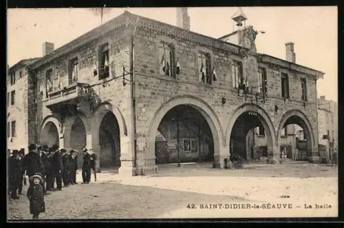 AK Saint-Didier-la-Séauve, La halle avec groupe de personnes rassemblées devant le bâtiment historique