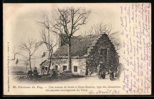 AK Saint-Hostien, Une maison de ferme type des chaumières des paysans montagnards du Velay