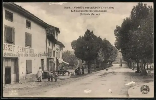 AK Vorey-sur-Arzon, L`Avenue Pierre Chabanes avec charcuterie et passants