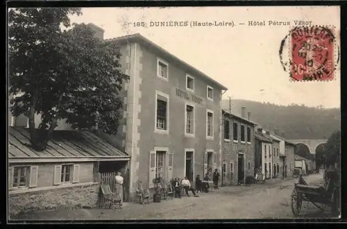 AK Dunières /Haute-Loire, Hôtel Pétrus Vérot et rue animée avec habitants
