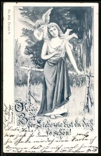 AK Amor schwebt neben einer Frau an einem Zaun