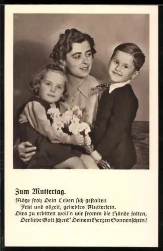 AK Mutter mit einem Blumenstrauss und zwei Kindern zum Muttertag