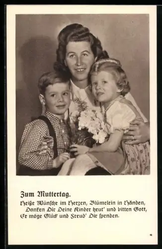 AK Mutter mit ihren zwei Kindern und einen Blumenstrauss zum Muttertag