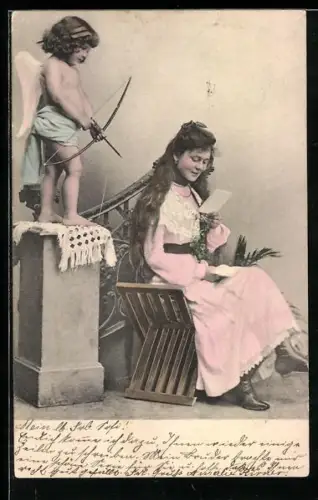 AK Amor steht mit einem Pfeil auf der Sehne hinter einer hübschen Dame, die einen Brief liest