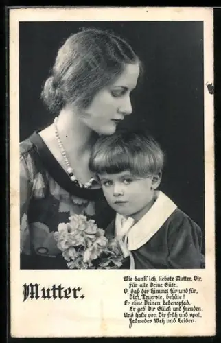 AK Hübsche Mutter mit ihrem Sohn mit einem Strauss Blumen zum Muttertag
