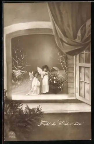 AK Zwei Weihnachtsengel vor einem Fenster mit einem kleinen Weihnachtsbaum