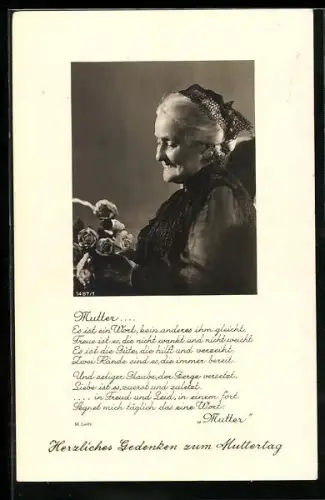 AK Eine alte Dame freut sich über Blumen zum Muttertag, mit dem Gedicht Mutter von M. Leitz
