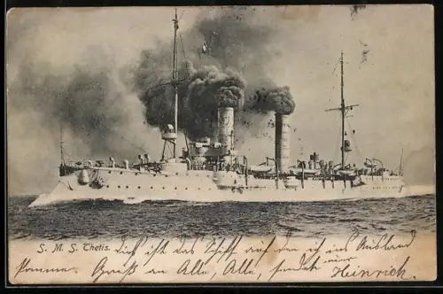 AK Kriegsschiff S.M.S. Thetis vom Ostasiengeschwader hohe Fahrt laufend