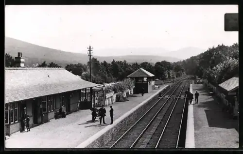 Foto-AK Spean Bridge, Partie am Bahnhof mit Reisenden