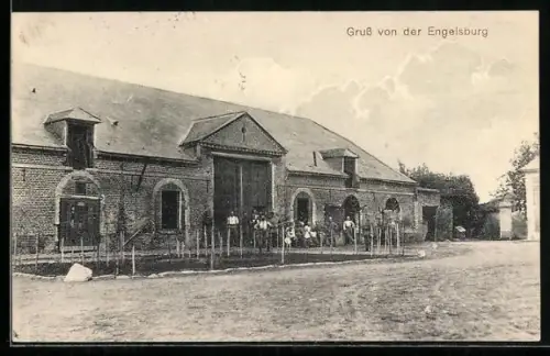 AK Engelsburg, Partie an einer Scheune mit kleiner Gartenanlage und Arbeitern