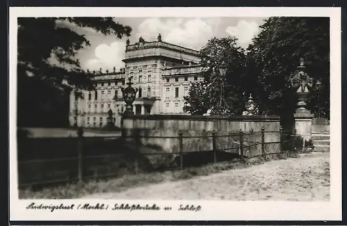 AK Ludwigslust /Meckl, Schlossbrücke und Schloss