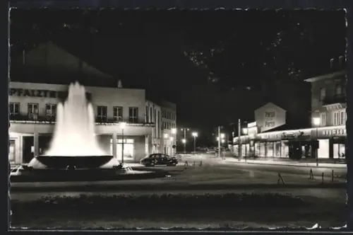 AK Kaiserslautern /Pfalz, Fackelrondell bei Nacht, Brunnen, Geschäftshäuser