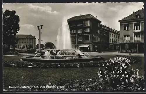 AK Kaiserslautern /Pfalz, Am Fackelrondell, Springbrunnen, Geschäftshäuser