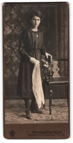 Fotografie Grundner & Abich, Berlin, Gr. Frankfurter Strasse 126, Junge Frau mit Blumenstrauss