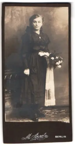 Fotografie M. Appel, Berlin, Neue Königstr. 2, Porträt einer Dame mit Blumenstrauss